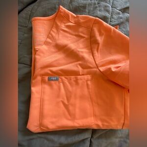 Figs scrub too, orange, size M